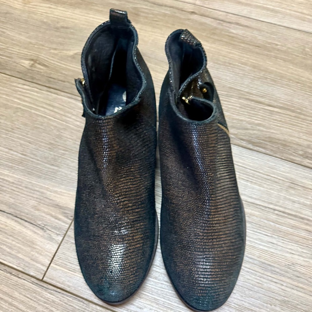 Women's Eric Michael Black Textured Ankle Boots